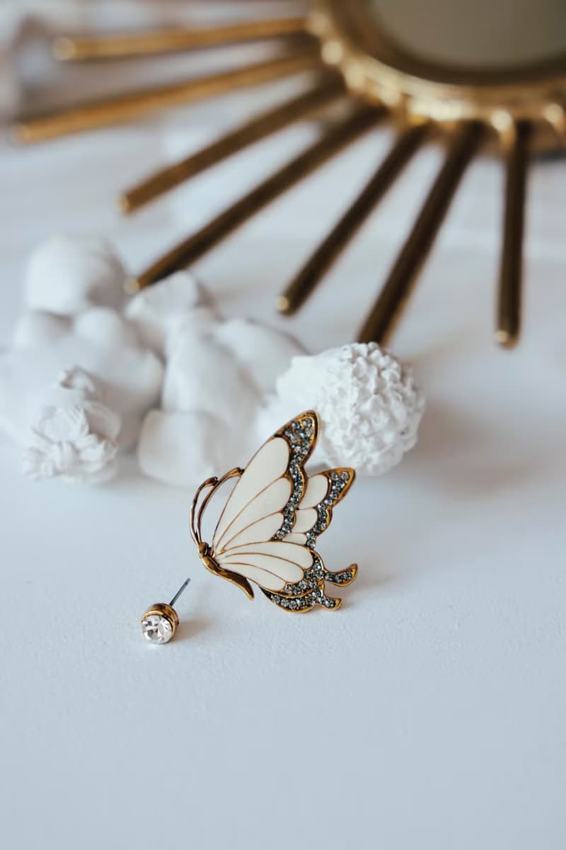 COR-DATE / 米白色烤漆不對稱蝴蝶耳環 / Pinkoi 獨家色
