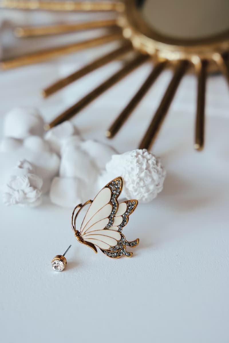COR-DATE / 米白色烤漆不對稱蝴蝶耳環 / Pinkoi 獨家色