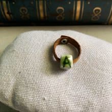 戒指 日本白瓷 自然釉色 無限看不膩色調 真皮革 字母系列