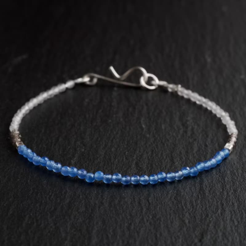 ブルーとグレーのオニキスのブレスレット
