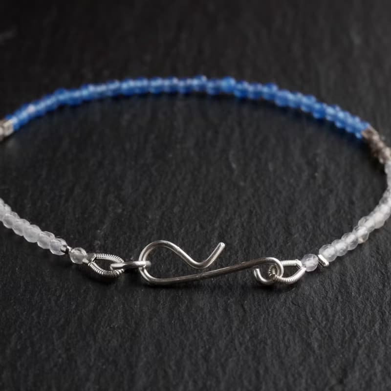 ブルーとグレーのオニキスのブレスレット