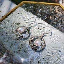 。復古心心鏤空手工耳環。水滴小燈泡。天然淡水珍珠。925純銀。
