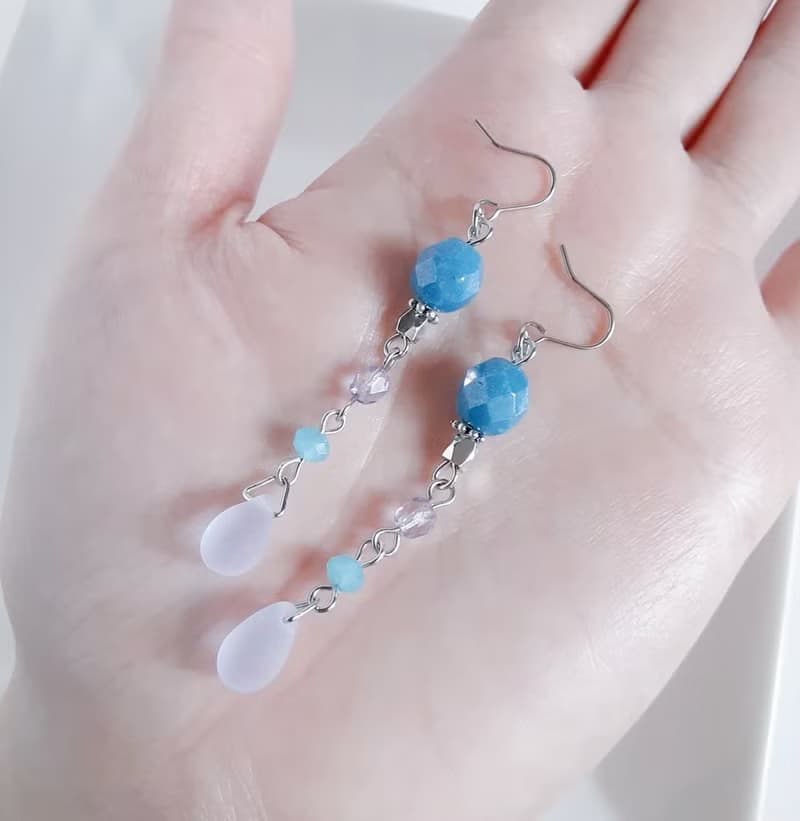 アンティーク風ライトブルーカラーのゆらゆらロングピアス 捷克珠 生日禮物 蓝色耳環 夏色 シンプル 揺れるピアス アレルギー対応ピアスまたはイヤリングに変更可能