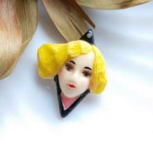 【西洋古董飾品 】立體  浮雕金髮美女  塑料別針