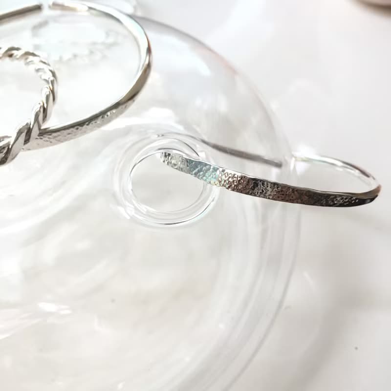 / 粼光 / 細鍛敲手環 母親節禮物