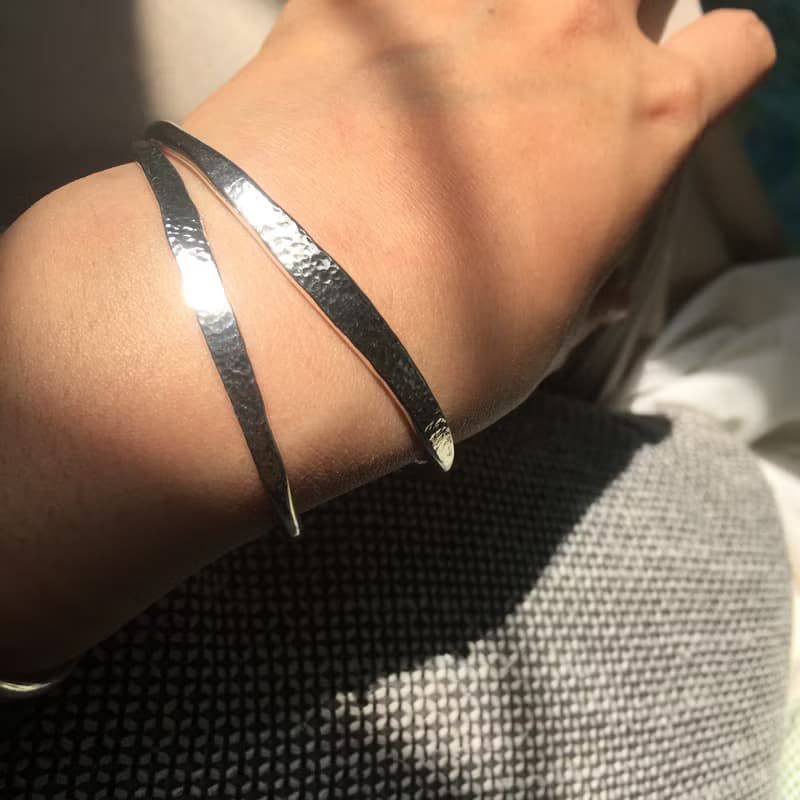 / 粼光 / 細鍛敲手環 母親節禮物