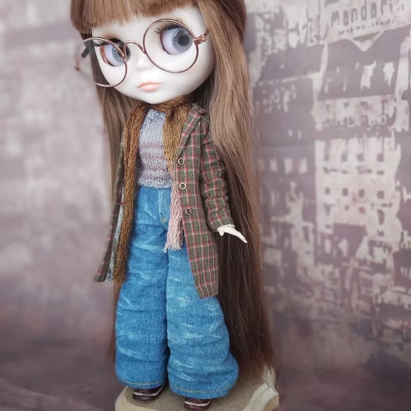 Street outfit for Blythe Doll: coat, jeans, sweater, scarf