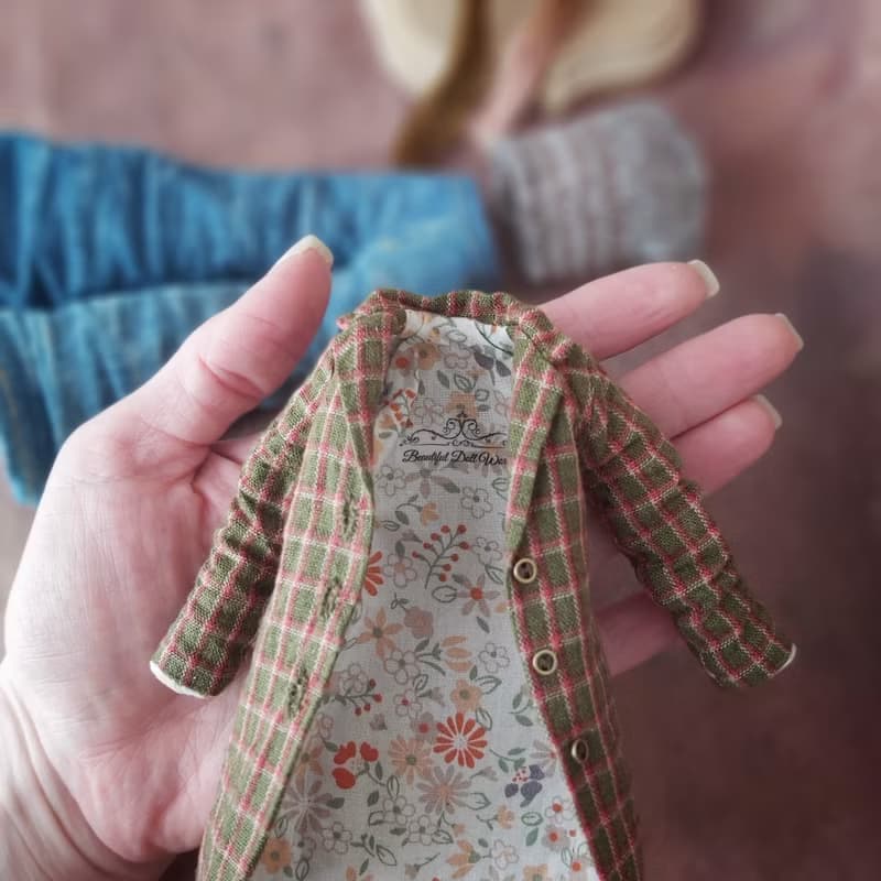 Street outfit for Blythe Doll: coat, jeans, sweater, scarf
