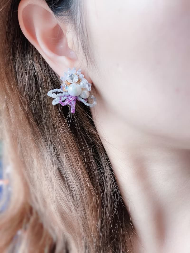 【秋冬新時尚】多種戴法 手工串珠花花 裸色系 耳環/耳夾