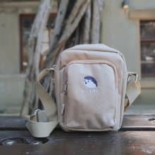 蔦咪啊 刺繡圖案中型防潑水 斜背包 方包 (卡其) /  刺蝟 刺刺