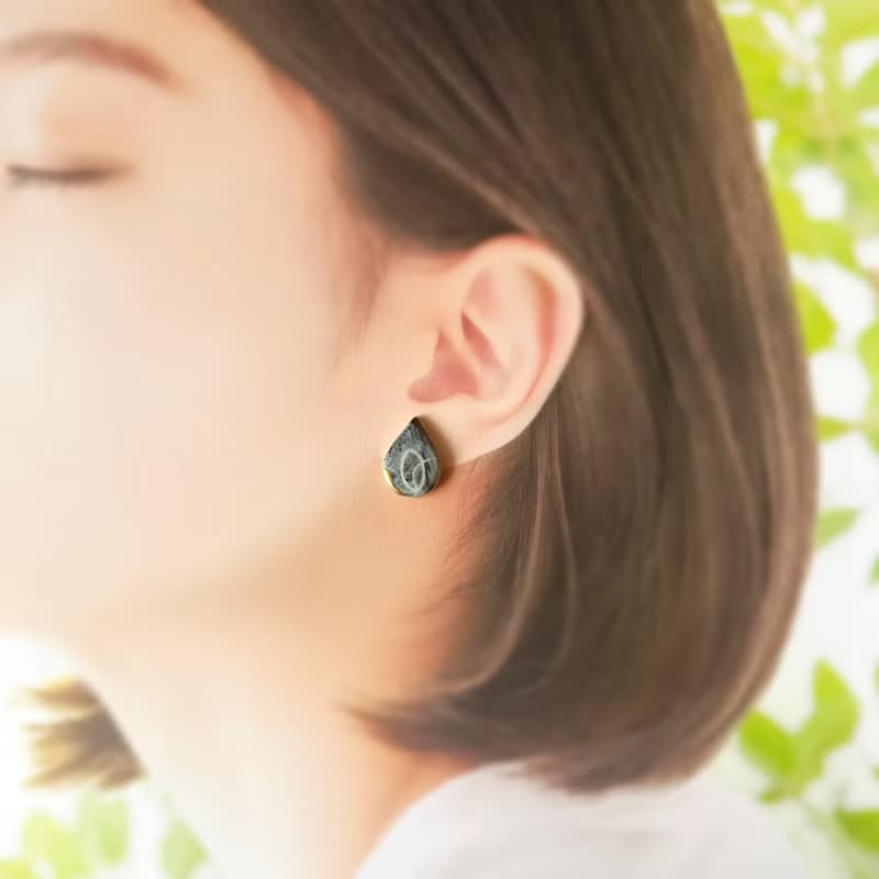 【再販】淡い色合い お花 絵付 陶器 金継ぎ ピアス イヤリング ノンホールピアス 花 しずく ネイビー 紺 ゴールド 金 シック ギフト プレゼント 贈り物