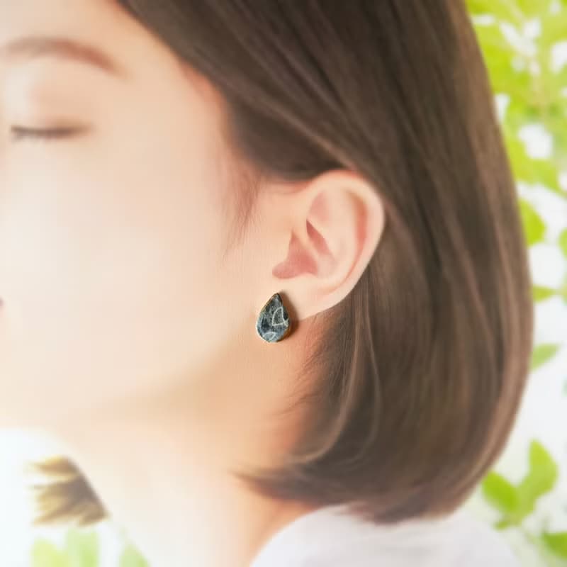 【再販】淡い色合い お花 絵付 陶器 金継ぎ ピアス イヤリング ノンホールピアス 花 しずく ネイビー 紺 ゴールド 金 シック ギフト プレゼント 贈り物