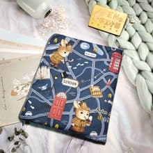 彩色噴墨-藍灰底福爾摩斯偵探兔防撥水牛津L型拉鍊款電子書保護套