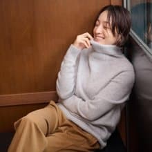 簡約卻能獨當一面 100% 喀什米爾羊毛高領毛衣 厚款 淺灰色