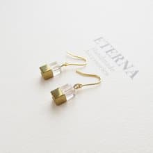 水晶とヘマタイトのキューブカットピアス、イヤリング