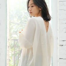 V領短版微皺上衣 / 慕斯布 米白