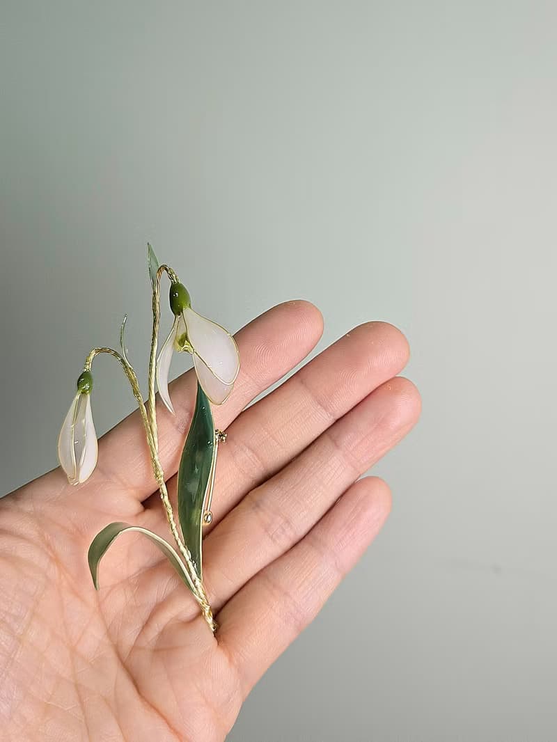 雪花蓮 • 胸針 • 沾浸藝術花。飾物。生日禮物