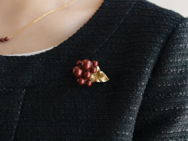 数量限定【ブローチ】ヴィンテージな真鍮 葉っぱ付きのお花・ボルドー