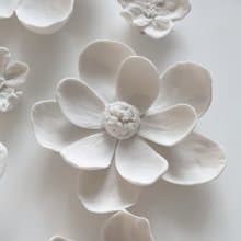 瓷花  陶瓷花  白色的花是手工雕刻的