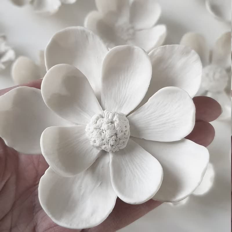 瓷花  陶瓷花  白色的花是手工雕刻的