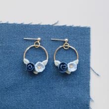 ONNIZZANG | 玫瑰花圈軟陶耳環 (藍色版)