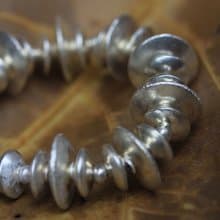 Handmade silver disks beaded bracelet (B0058)