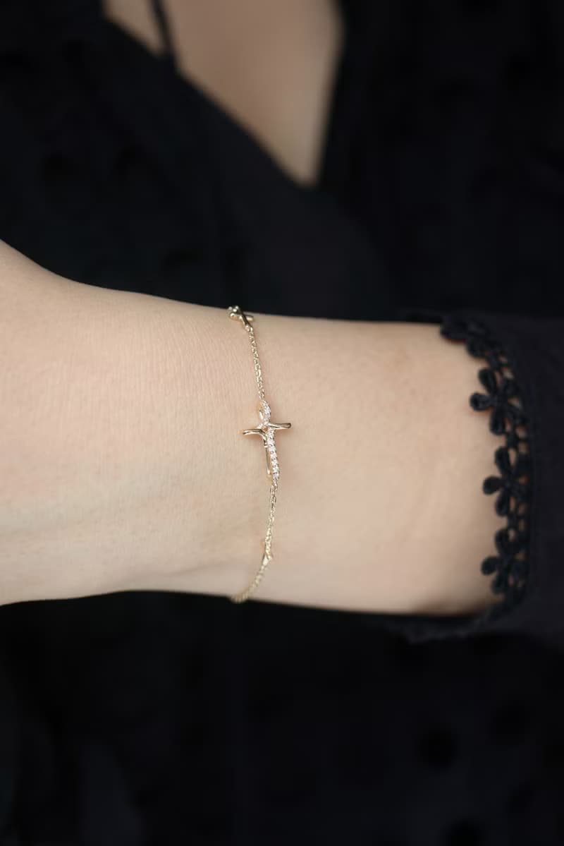 18K 金線條十字架手鍊