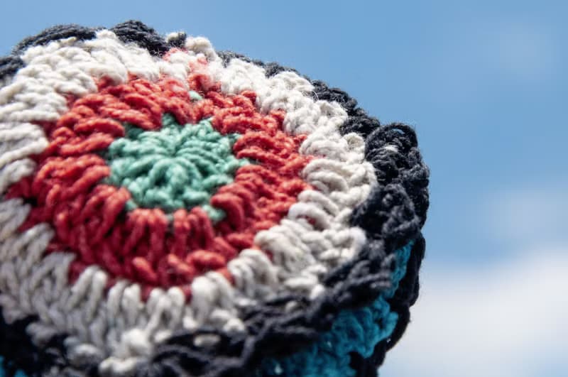 手工棉線編織髮帶/編織繽紛髮帶/手工鉤織髮帶-黑色繽紛彩虹花朵