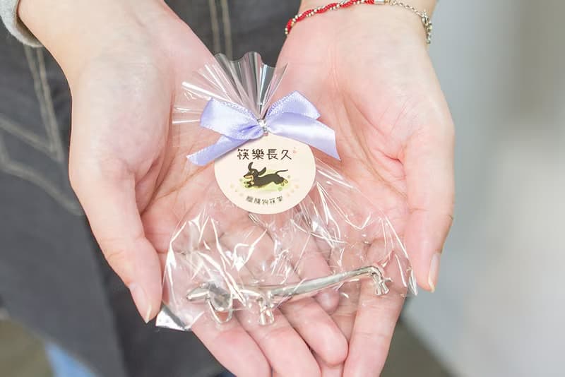 (附贈蝴蝶結吊牌包裝) 創意禮物 臘腸狗筷架 (滿百份免費印名字)