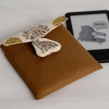 【手作童趣布鈕扣】電子閱讀器保護套#旅行貓咪_焦糖