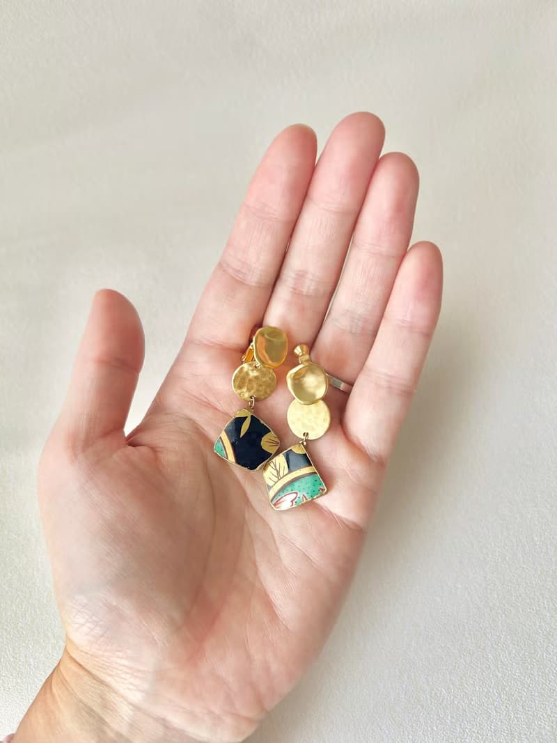 有田焼 　金継ぎ　ネジバネ式イヤリング　金色　リーフ柄　揺れる　伝統工芸　No.242