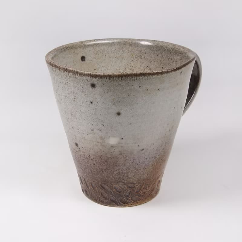 明芽窯 l 柴燒灰釉鐵斑刻紋多角馬克杯 H