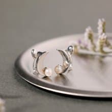 【Pinkoi限定商品】luna loop-fit earring SV　ループフィットイヤリング　月　三日月　パール　シルバー