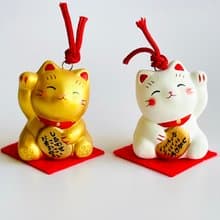 【湊免運專區】瀨戶燒-土鈴招財貓-白/金(附紅色錦墊、福籤)