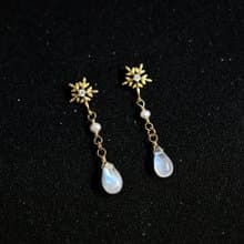 恋の予感、健康と幸運、富、長寿を象徴する石 ムーンストーンと雪の結晶のピアス イヤリング 6月誕生石