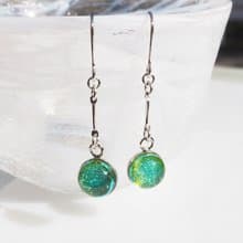 光るガラス(きらり【若葉】)ピアス/イヤリング 【金具選べます】【受注制作】