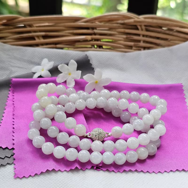 Necklace of white jade, round beads, some beads are creamy white, translucent, natural jade, Type A, size 8.5 mm.
