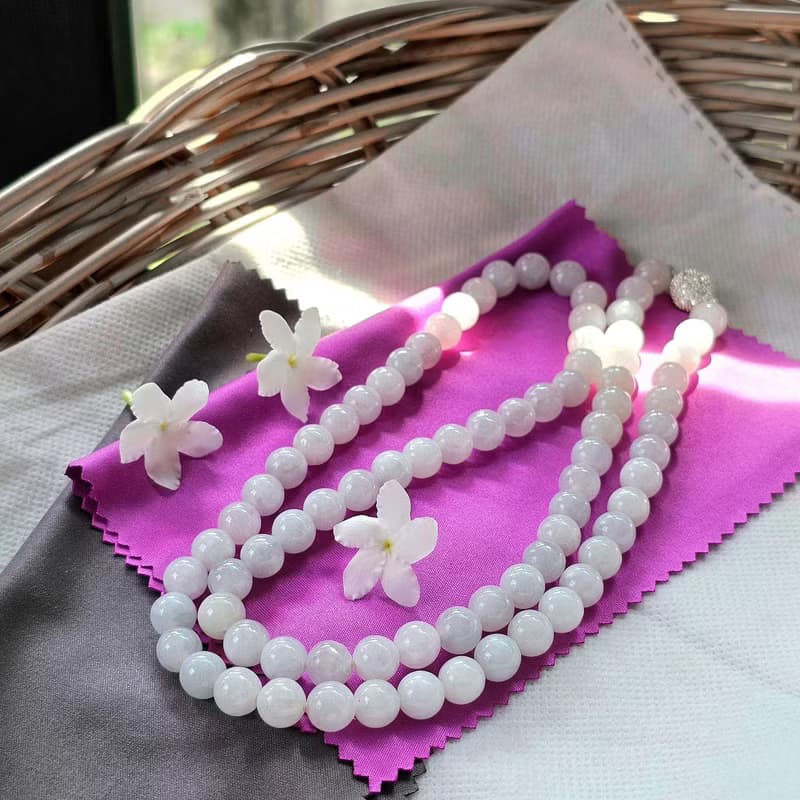 Necklace of white jade, round beads, some beads are creamy white, translucent, natural jade, Type A, size 8.5 mm.