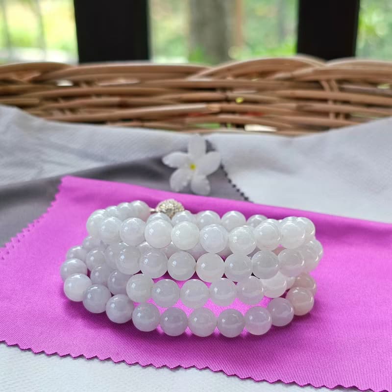 Necklace of white jade, round beads, some beads are creamy white, translucent, natural jade, Type A, size 8.5 mm.