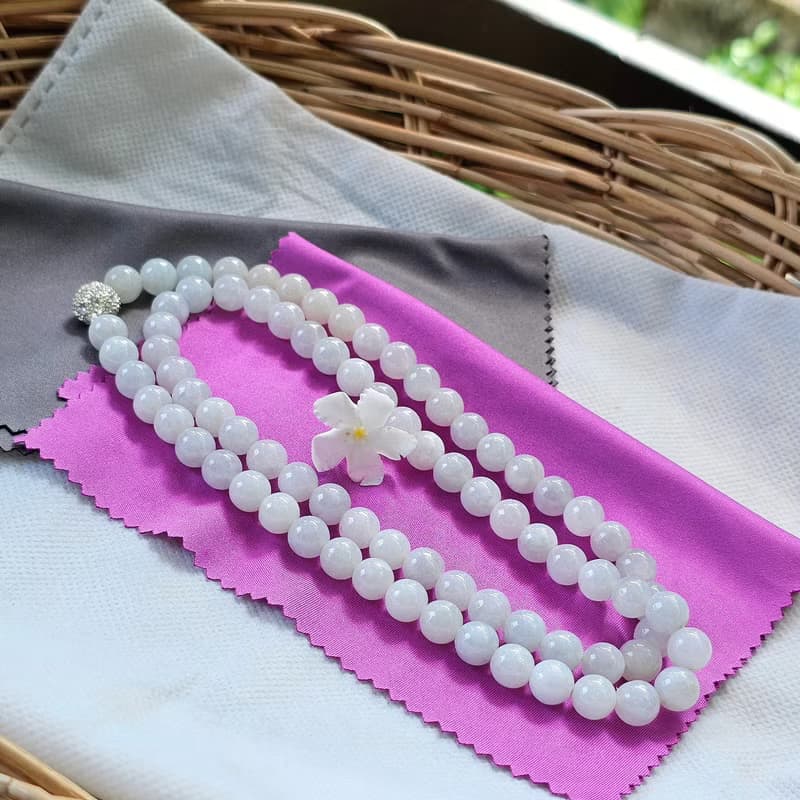 Necklace of white jade, round beads, some beads are creamy white, translucent, natural jade, Type A, size 8.5 mm.