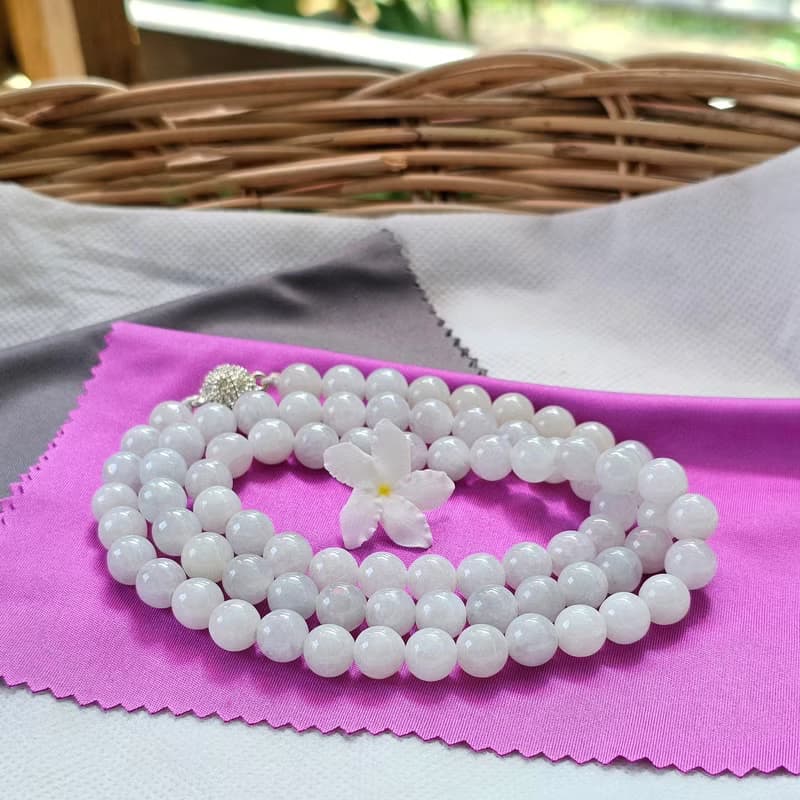Necklace of white jade, round beads, some beads are creamy white, translucent, natural jade, Type A, size 8.5 mm.