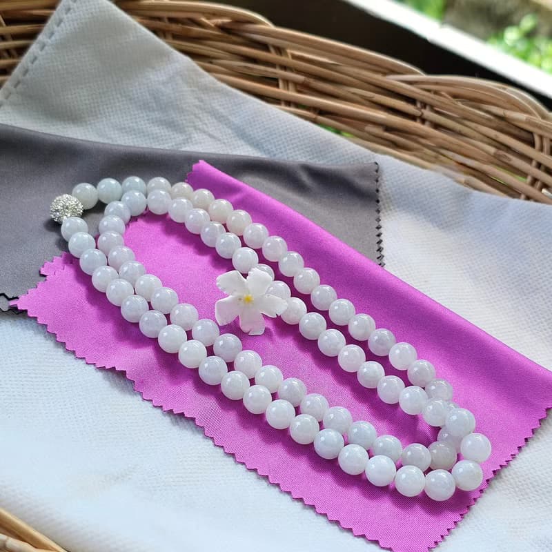 Necklace of white jade, round beads, some beads are creamy white, translucent, natural jade, Type A, size 8.5 mm.