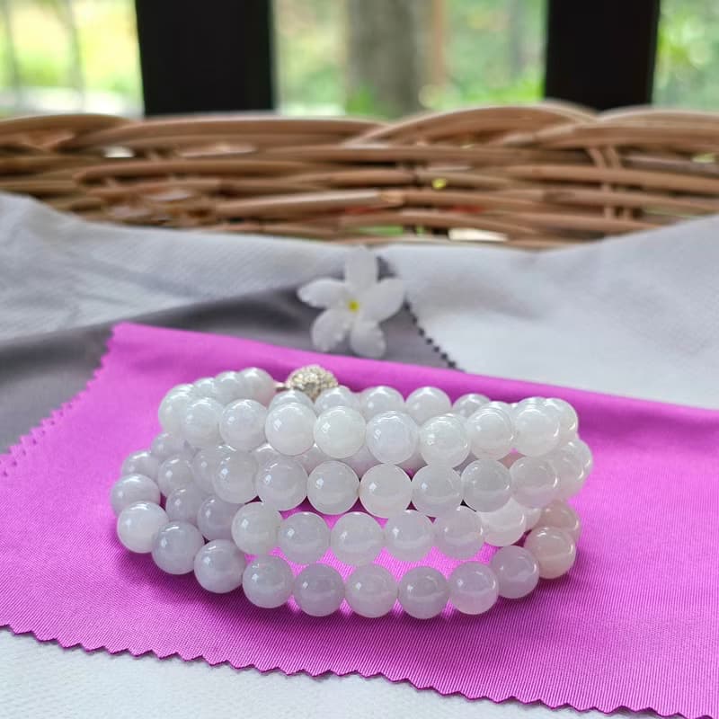 Necklace of white jade, round beads, some beads are creamy white, translucent, natural jade, Type A, size 8.5 mm.