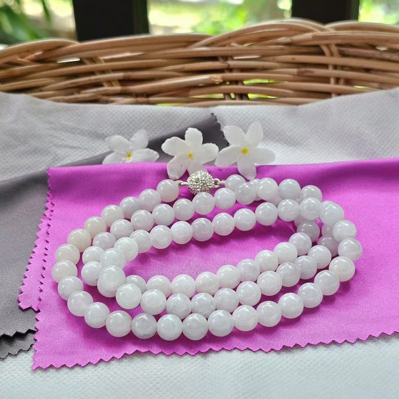 Necklace of white jade, round beads, some beads are creamy white, translucent, natural jade, Type A, size 8.5 mm.