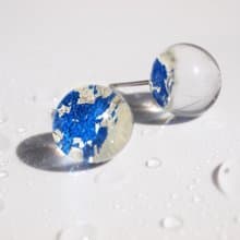 日本製　箔と樹脂のピアス・イヤリング　マリンブルー×クリア　10mm　シンプルスタッドの夏ジュエリー