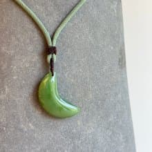 翠月承心 - 福氣玉光系列 - 台灣設計雕刻玉珮