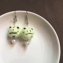 薄荷巧克力蛙羊毛氈垂墜耳環_耳勾/耳夾