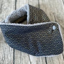 英國手工縫製 保暖圍巾圍脖頸巾 黑金和風波浪圖案 適合大小孩