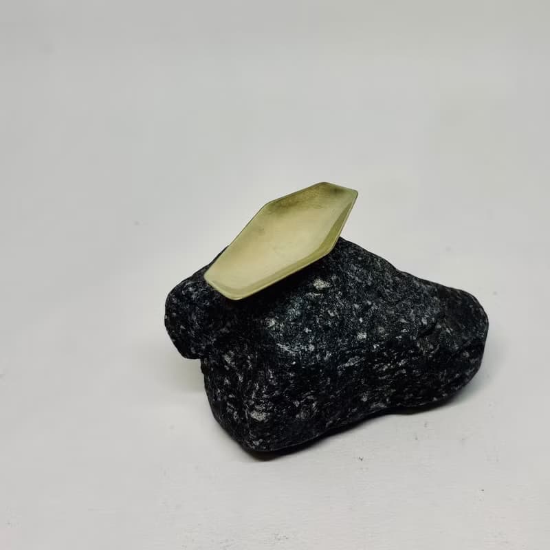 香道/燻香座/香錐座/迷蹤F款小,手作幾何形黃銅碟,搭配天然原石