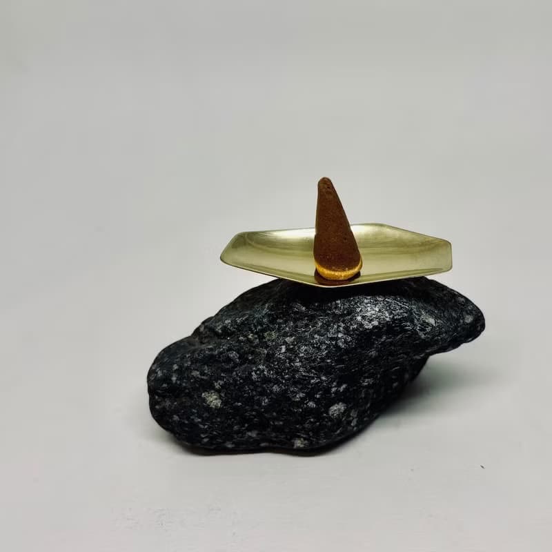 香道/燻香座/香錐座/迷蹤F款小,手作幾何形黃銅碟,搭配天然原石